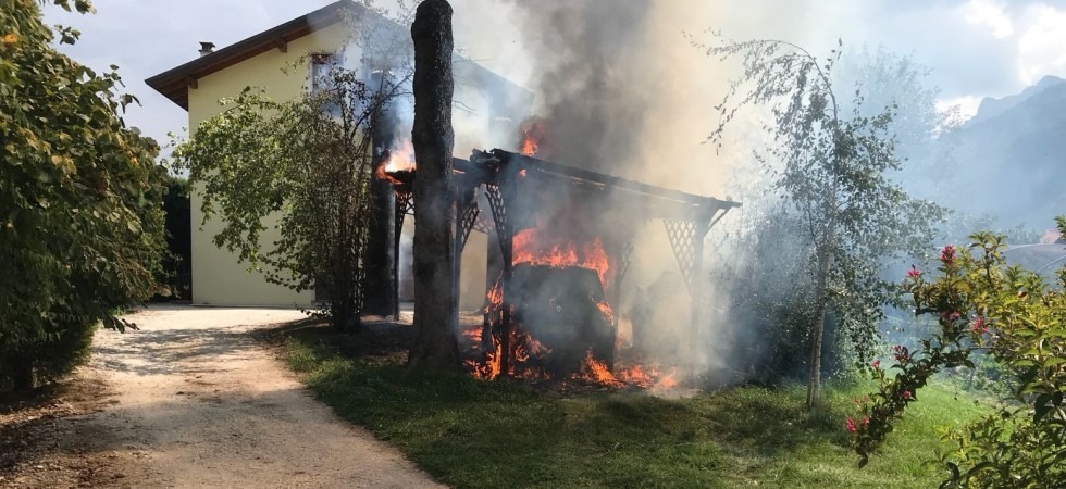 Prende fuoco un'auto parcheggiata e le fiamme distruggono anche la tettoia in legno